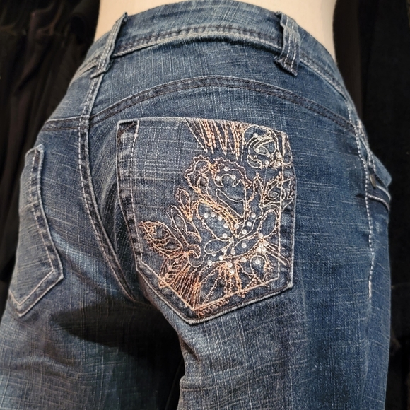L.E.I. ♡ Dark Distressed "Ashley Trouble" Embroidered|Embellished Bling Jeans 3R - Picture 1 of 17
